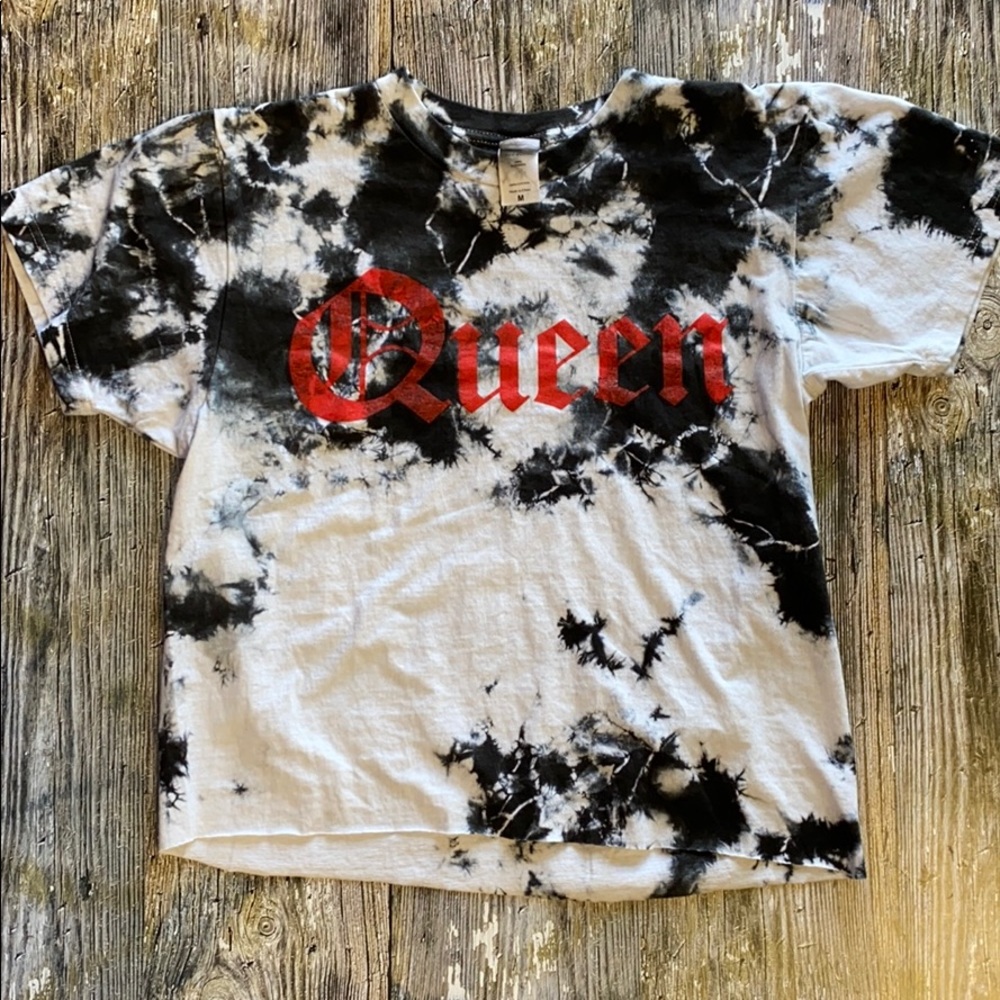 Tye-dye “Queen” band tee